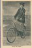 Schwarz-weiß-Bild, Frau in Postbotinnenuniform auf Fahrrad