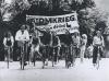 Schwarz-weiß-Foto, Demonstration von Frauen auf Fahrrädern mit einem Transparent gegen den Atomkrieg