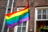 Pride Flagge vor einem Haus