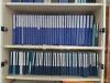 Zwei Regale mitgebundenen Fassungen der Zeitschrift Neue Bahnen, Buchrücken, blau