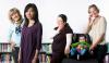 Vier internationale Frauen und ein Baby im Kinderwagen